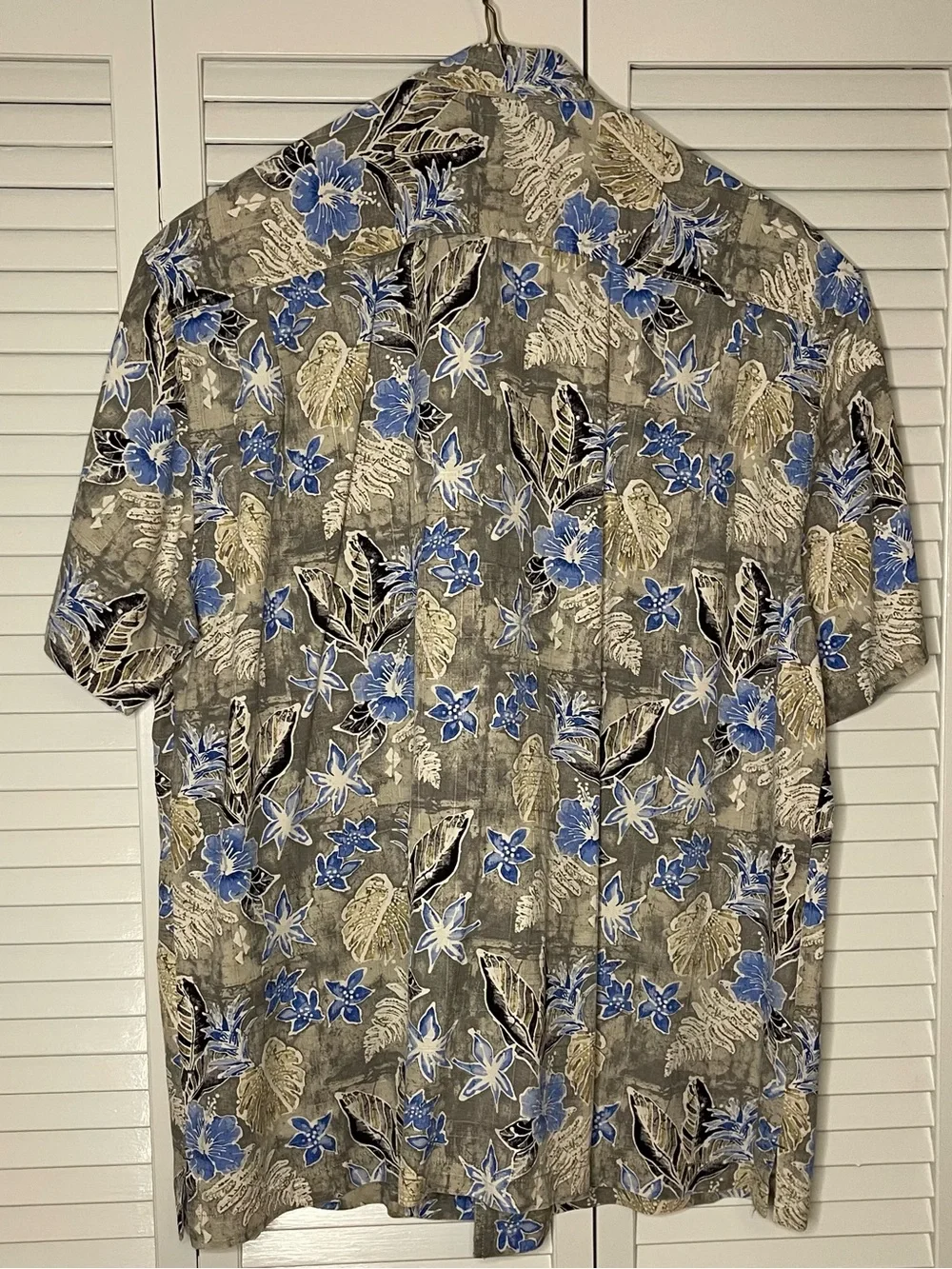 Tommy Bahama Gray & Blue Floral 100% Silk Hawaiian Shirt - Picture 2 of 3